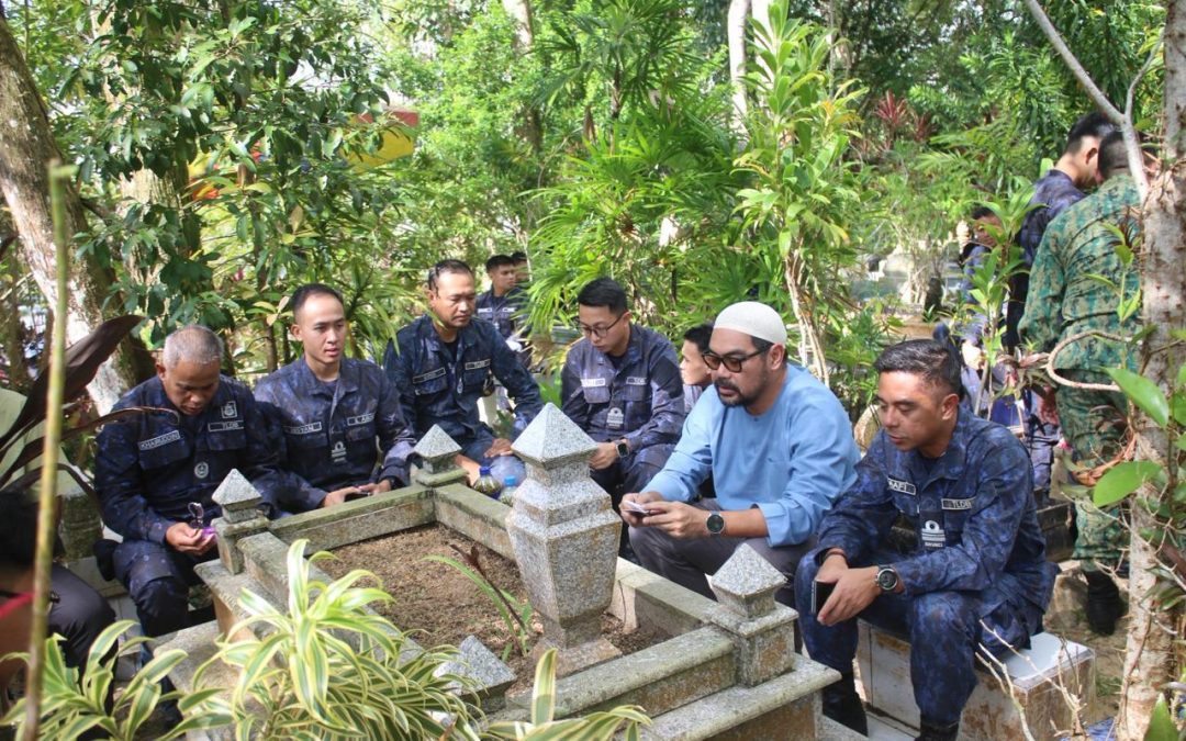 ROYAL BRUNEI NAVY HONOURS FORMER OFFICERS AND PERSONNEL THROUGH CEMETERY VISIT DURING RAMADHAN 1447H
