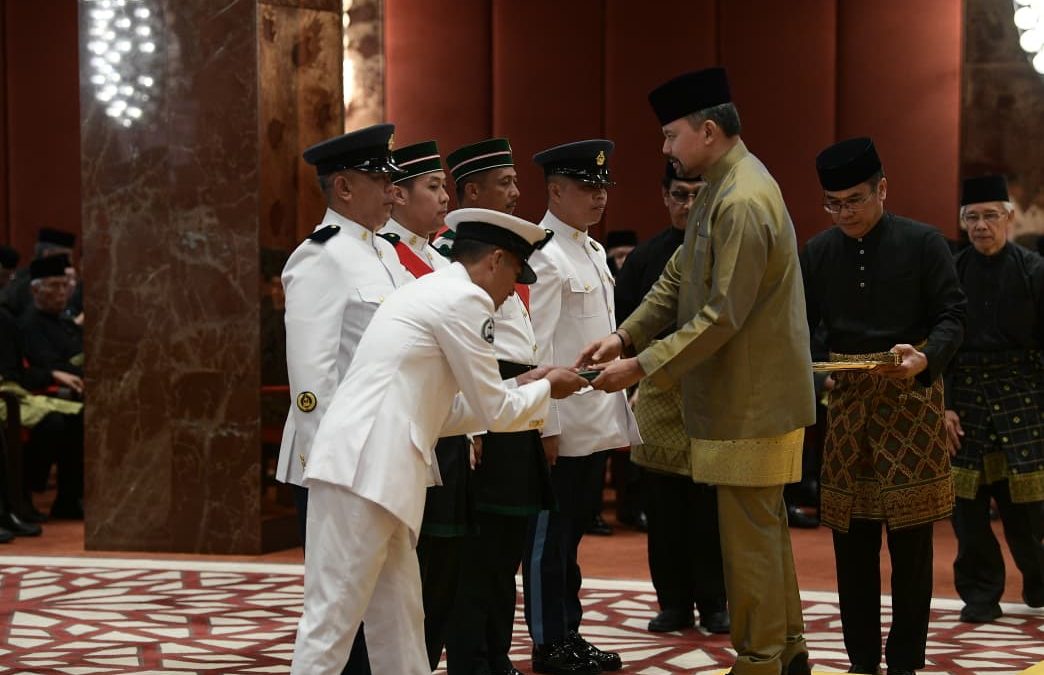 HIS MAJESTY THE SULTAN AND YANG DI-PERTUAN OF BRUNEI DARUSSALAM BESTOWS STATE HONORARY MEDALS UPON 13 RBN PERSONNEL IN CONJUNCTION WITH THE 79TH BIRTHDAY CELEBRATIONS