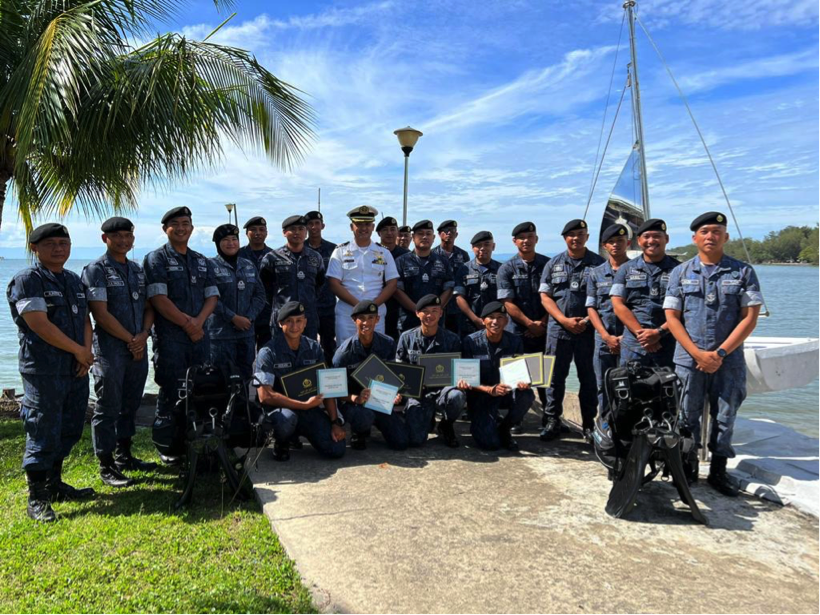 RBN PERSONNEL COMPLETE BASIC NAVAL DIVING COURSE