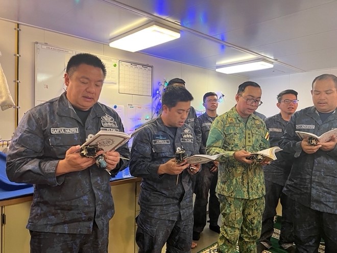 KHATAM AL-QURAN CEREMONY HELD ONBOARD KDB DARULEHSAN WHILST ENROUTE BACK TO NEGARA BRUNEI DARUSSALAM