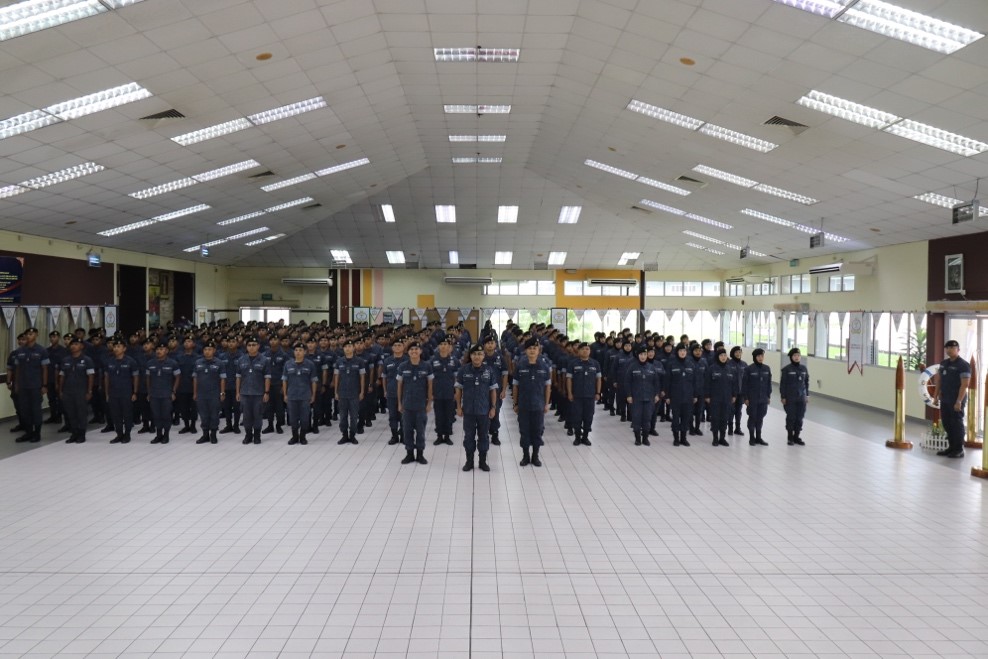 COMMANDER RBN MAKES FAREWELL VISIT TO RBN JUNIOR RATES
