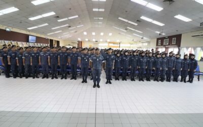 ACTING COMMANDER OF ROYAL BRUNEI NAVY CONDUCTS A SESSION WITH RBN JUNIOR RATES.