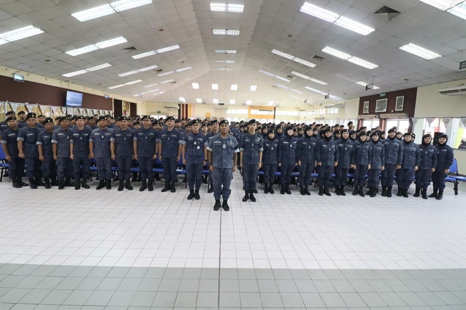 ACTING COMMANDER OF ROYAL BRUNEI NAVY CONDUCTS A SESSION WITH RBN JUNIOR RATES.