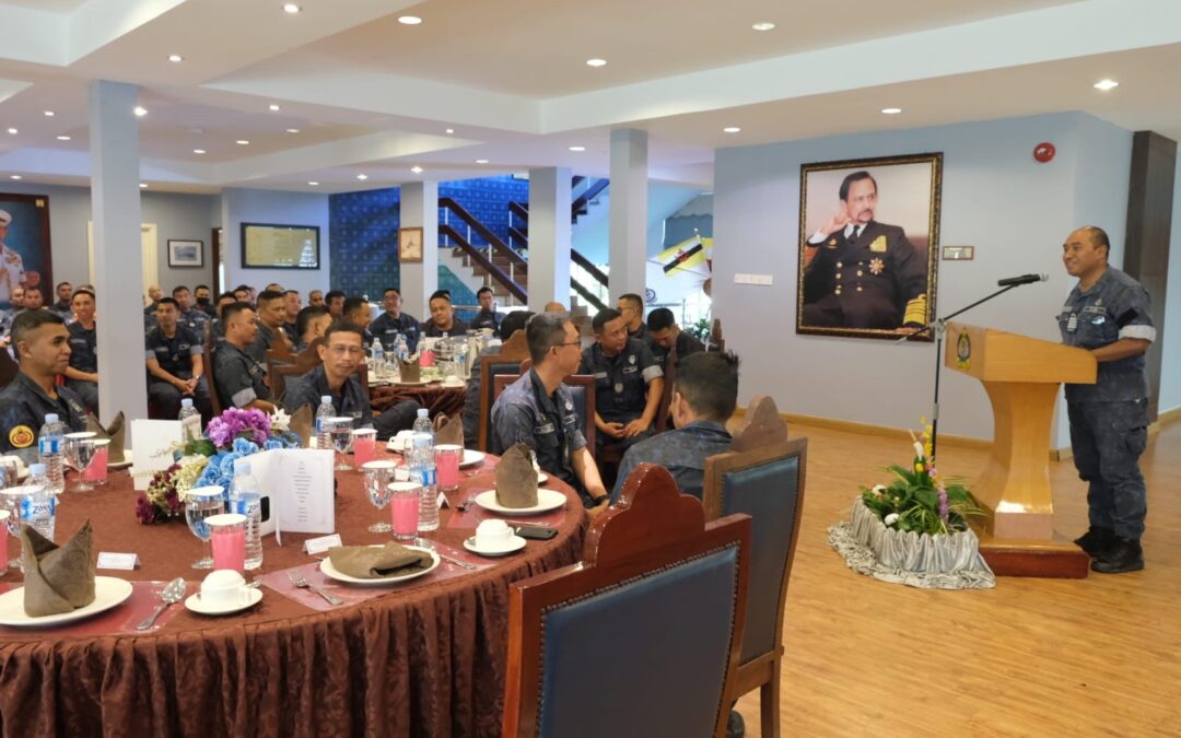 ACTING COMMANDER ROYAL BRUNEI NAVY HOLDS CONFERENCE WITH ROYAL BRUNEI NAVY SENIOR RATES