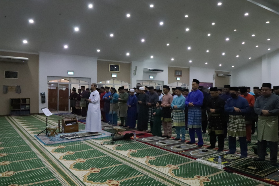 COMMANDER ROYAL BRUNEI ARMED FORCES JOINS ROYAL BRUNEI NAVY OFFICERS FOR TARAWIH PRAYERS AND RECITATION OF AL-QURAN