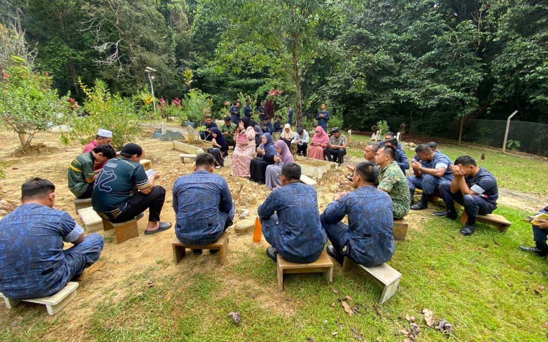 ROYAL BRUNEI NAVY HOLDS CEMETERY CLEANING CAMPAIGN IN CONJUCTION WITH THE HOLY MONTH OF RAMADHAN 1444H