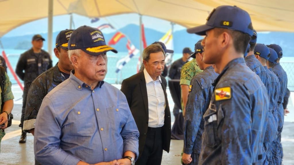 MINISTER AT THE PRIME MINISTER’S OFFICE AND MINISTER OF DEFENCE II VISITS KDB DARULEHSAN DURING LANGKAWI INTERNATIONAL MARITIME AND AEROSPACE EXHIBITION 2023