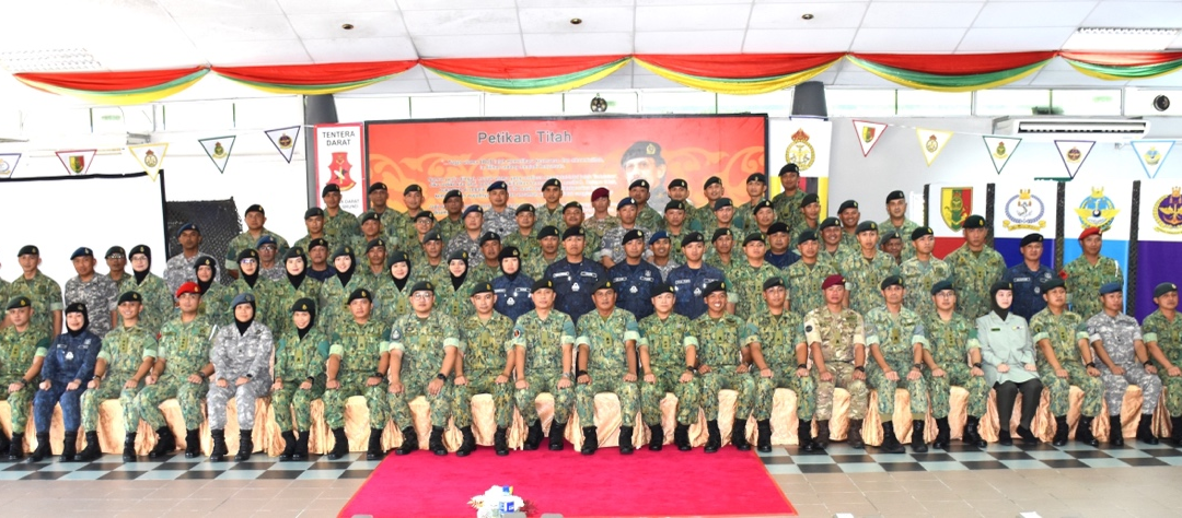 Lt JG Nazirul Azlan received the best theory award during the Closing Ceremony of the Range Management Course 02/2023