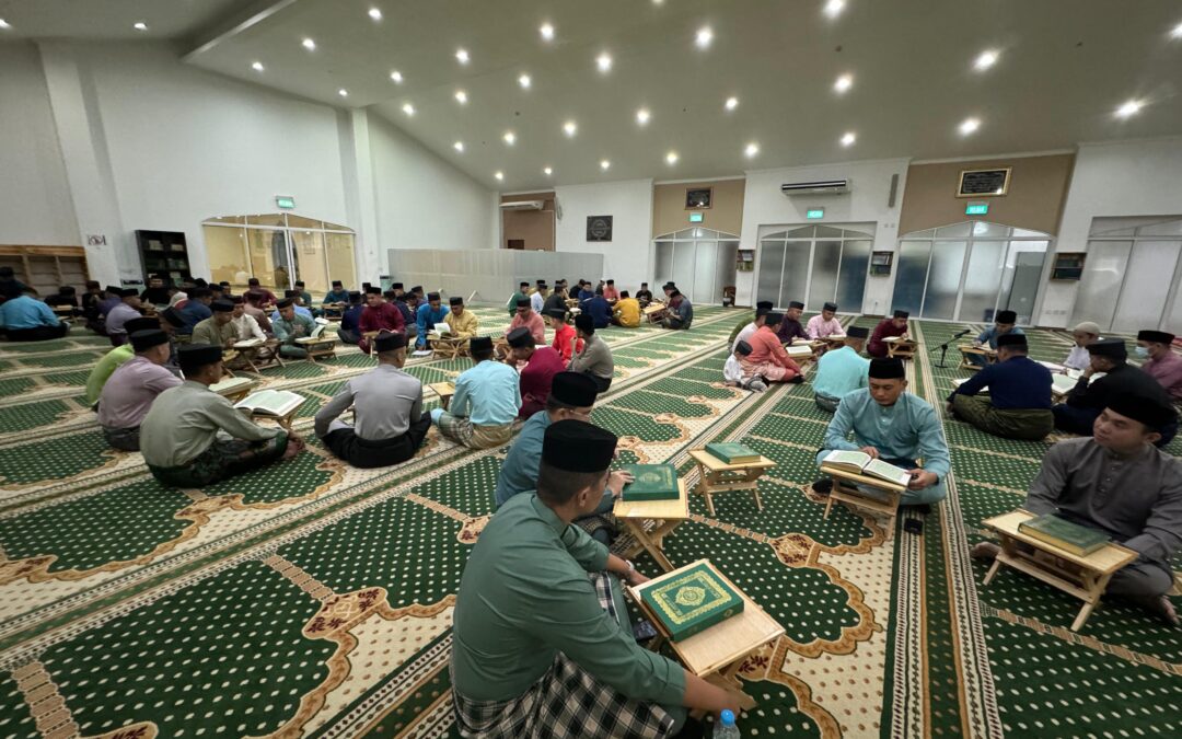 ROYAL BRUNEI AIR FORCE (RBAirF) OFFICERS AND PERSONNEL JOIN ROYAL BRUNEI NAVY FOR TARAWIH PRAYERS AND TEDARUS SESSION