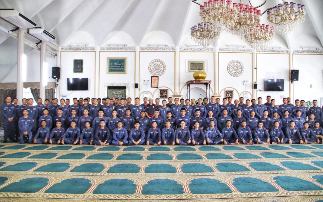 ROYAL BRUNEI NAVY CONDUCTS CLEANING CAMPAIGN AT MASJID SETIA ALI