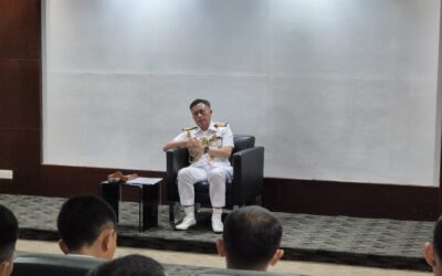COMMANDER ROYAL BRUNEI NAVY LEADERSHIP TALK WITH NEWLY COMMISSIONED OFFICERS