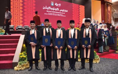 ENAM PEGAWAI TENTERA LAUT DIRAJA BRUNEI DIKURNIAKAN SIJIL DI MAJLIS KONVOKESYEN UBD KE-37