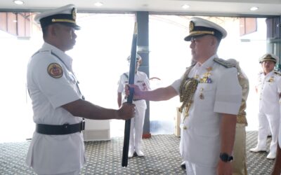 PENYAMPAIAN LENCANA, TALI PINGANG SAM BROWNE DAN TONGKAT BAGI SARJAN MEJAR REJIMEN LATIHAN LAUT