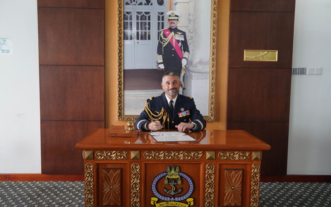 PEMERINTAH TENTERA LAUT DIRAJA BRUNEI MENERIMA KUNJUNGAN HORMAT DARIPADA ATASE PERTAHANAN PERANCIS TIDAK MENETAP KE NEGARA BRUNEI DARUSSALAM