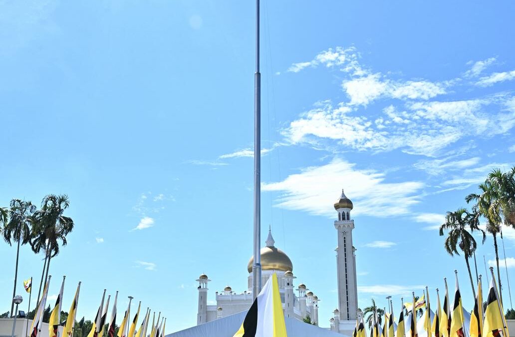 UPACARA PENURUNAN BENDERA BESAR NEGARA SEMPENA SAMBUTAN PERAYAAN ULANG TAHUN HARI KEPUTERAAN KEBAWAH DULI YANG MAHA MULIA YANG KE 79 TAHUN