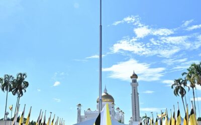 UPACARA PENURUNAN BENDERA BESAR NEGARA SEMPENA SAMBUTAN PERAYAAN ULANG TAHUN HARI KEPUTERAAN KEBAWAH DULI YANG MAHA MULIA YANG KE 79 TAHUN