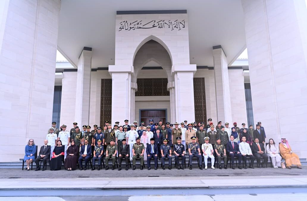5 PEGAWAI TLDB BERJAYA MENAMATKAN KURSUS MAKTAB TURUS  ANGKATAN BERSENJATA DIRAJA BRUNEI 15/25
