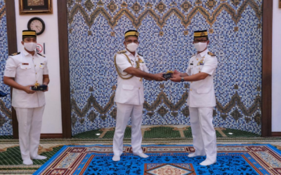 ROYAL BRUNEI NAVY OFFICERS AND SAILORS RECEIVE “KURMA KURNIA PERIBADI” GIFTED BY HIS MAJESTY SULTAN HAJI HASSANAL BOLKIAH MU’IZZADDIN WADDAULAH IBNI ALMARHUM SULTAN HAJI OMAR ‘ALI SAIFUDDIEN SA’ADUL KHAIRI WADDIEN, SULTAN AND YANG DI-PERTUAN OF BRUNEI DAR