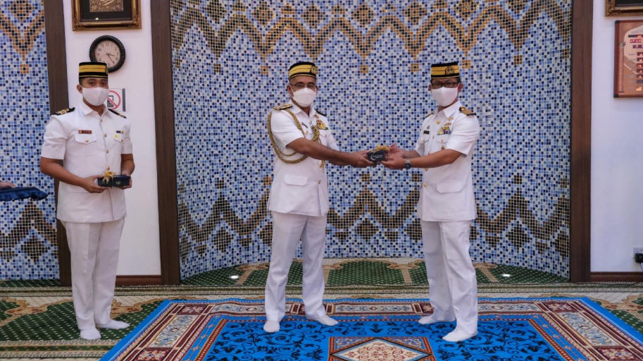 ROYAL BRUNEI NAVY OFFICERS AND SAILORS RECEIVE “KURMA KURNIA PERIBADI” GIFTED BY HIS MAJESTY SULTAN HAJI HASSANAL BOLKIAH MU’IZZADDIN WADDAULAH IBNI ALMARHUM SULTAN HAJI OMAR ‘ALI SAIFUDDIEN SA’ADUL KHAIRI WADDIEN, SULTAN AND YANG DI-PERTUAN OF BRUNEI DAR