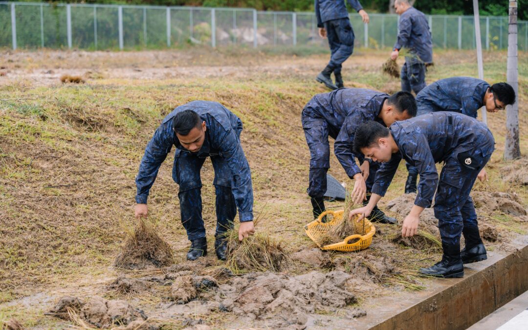 MARKAS ARMADA TLDB MENGENDALIKAN KEMPEN MEMBERSIHKAN MASJID AZ-ZAKIREEN KAMPONG RPN MERAGANG SEMPENA JUBLI INTAN TENTERA LAUT DIRAJA BRUNEI 1447/2025