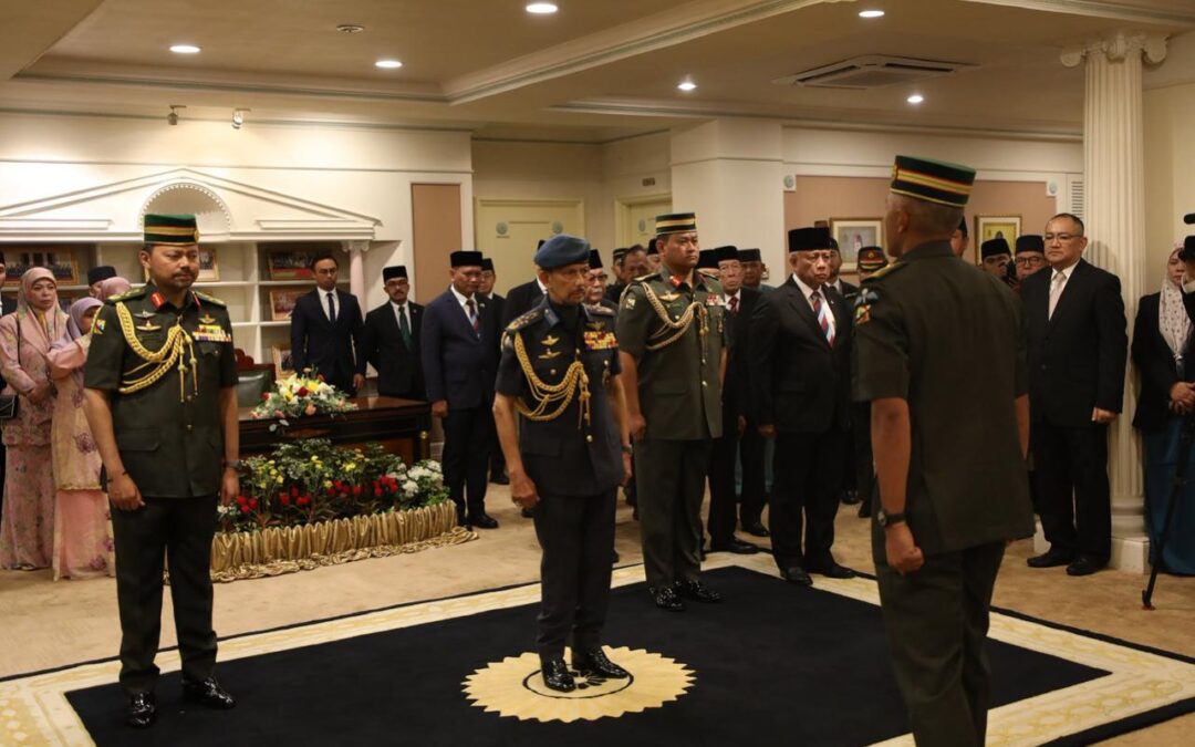 KEBAWAH DULI YANG MAHA MULIA PADUKA SERI BAGINDA SULTAN DAN YANG DI-PERTUAN NEGARA BRUNEI DARUSSALAM BERKENAN MENGURNIAKAN PANGKAT KEPADA TIGA ORANG PEGAWAI KANAN TLDB