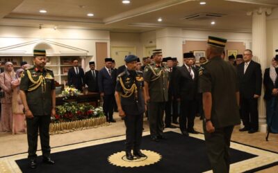 KEBAWAH DULI YANG MAHA MULIA PADUKA SERI BAGINDA SULTAN DAN YANG DI-PERTUAN NEGARA BRUNEI DARUSSALAM BERKENAN MENGURNIAKAN PANGKAT KEPADA TIGA ORANG PEGAWAI KANAN TLDB