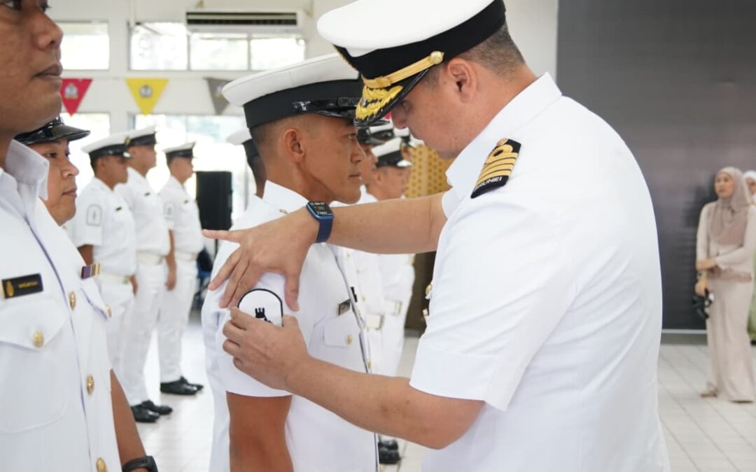 41 ANGGOTA ARMADA TENTERA LAUT DIRAJA BRUNEI DINAIKKAN PANGKAT