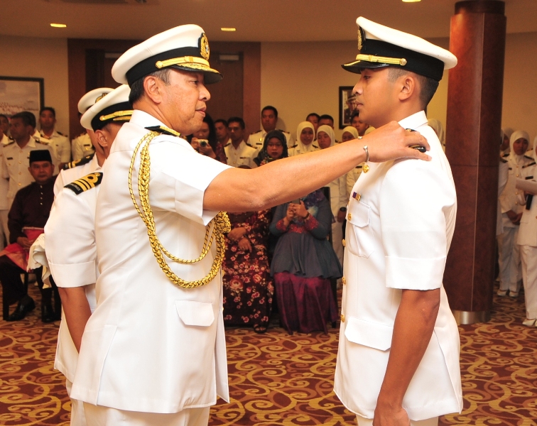 MAJLIS KENAIKAN PANGKAT 17959 PEGAWAI KADET (L) AWANGKU ABDUL RAUF BAHAR BIN PENGIRAN HAJI YUSOF