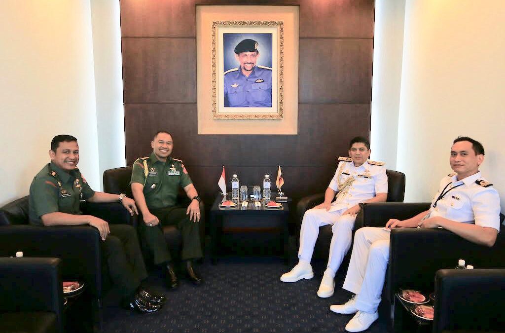 OUTGOING AND INCOMING DEFENCE ATTACHÉ REPUBLIC OF INDONESIA TO COMMANDER OF ROYAL BRUNEI NAVY