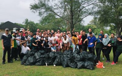 BEACH CLEAN-UP ACTIVITY BETWEEN ROYAL BRUNEI NAVY AND UNITED STATES 7TH FLEET P-8A MARITIME PATROL AND RECONAISSANCE AIRCRAFT CREW