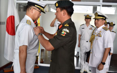 CHIEF OF STAFF, JAPAN MARITIME SELF-DEFENSE FORCE, AWARDED THE ROYAL BRUNEI NAVY COMMAND BADGE