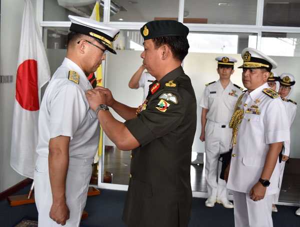CHIEF OF STAFF, JAPAN MARITIME SELF-DEFENSE FORCE, AWARDED THE ROYAL BRUNEI NAVY COMMAND BADGE