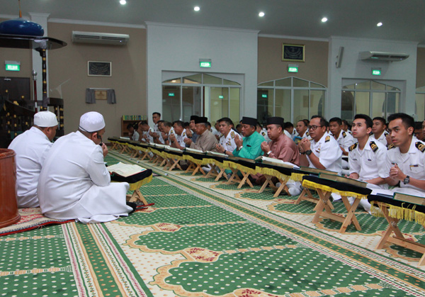 SECOND MINISTER OF DEFENCE ATTENDS A WEEKLY TADARUS AND RATIB AL-ATTAS WITH ROYAL BRUNEI NAVY