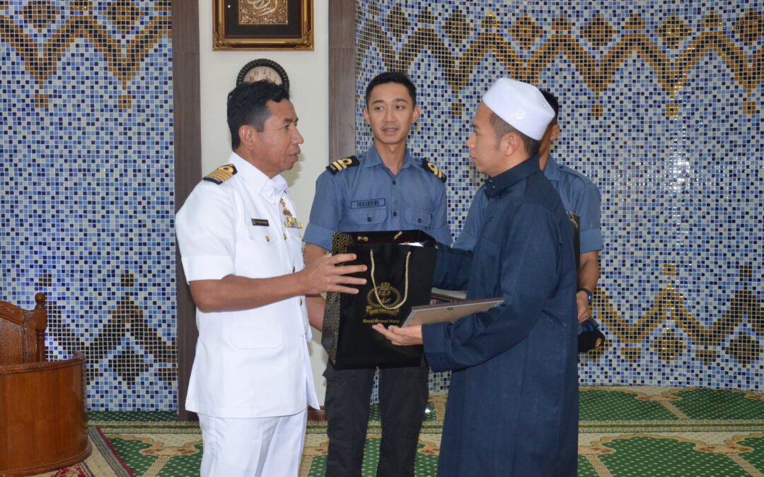 CERTIFICATE OF APPRECIATION AND GIFT TO TAHFIZ STUDENTS